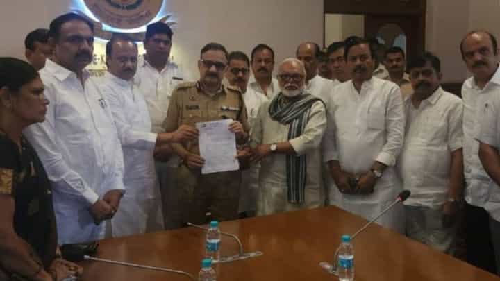 राष्ट्रवादी आक्रमक, शिष्टमंडळ पोलीस आयुक्तांच्या भेटीला अन् आयुक्तालयासमोर आंदोलन; काय आहे कारण? राष्ट्रवादी आक्रमक, शिष्टमंडळ पोलीस आयुक्तांच्या भेटीला अन् आयुक्तालयासमोर आंदोलन; काय आहे कारण?