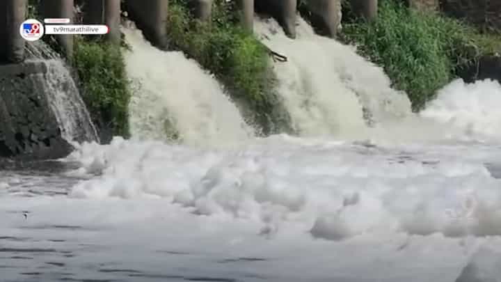 इंद्रायणी फेसाळली, रसायनयुक्त पाण्यामुळे नागरिकांचा आरोग्यावर प्रश्नचिन्ह इंद्रायणी फेसाळली, रसायनयुक्त पाण्यामुळे नागरिकांचा आरोग्यावर प्रश्नचिन्ह