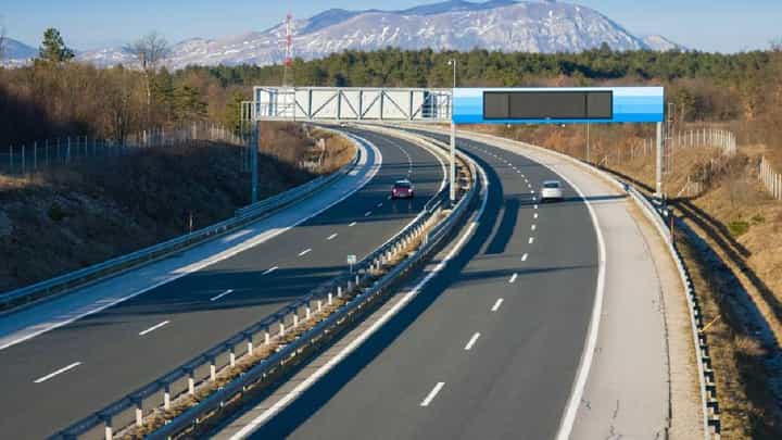 Mumbai Goa Highway : मुंबई-गोवा महामार्गावर 'या' चार दिवशी अवजड वाहनांना बंदी, पण का? Mumbai Goa Highway : मुंबई-गोवा महामार्गावर 'या' चार दिवशी अवजड वाहनांना बंदी, पण का?