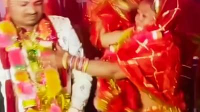 Viral Video लगीन गेलं चुलीत... नवरा-नवरीची मंडपातच दे धपाधप, वऱ्हाडी पसार; लोक म्हणाले, 36 गुण जुळतात की...