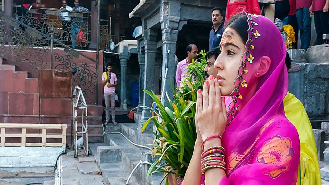 आता यावर सारा अली खान हिने भाष्य केले आहे. सारा अली खान म्हणाली की, तुम्हाला ते आवडले तर ठीक आहे...तुम्हाला नाही आवडले तर मी नाही जाणार असेही नाहीये. ही माझी वैयक्तिक बाब आहे...