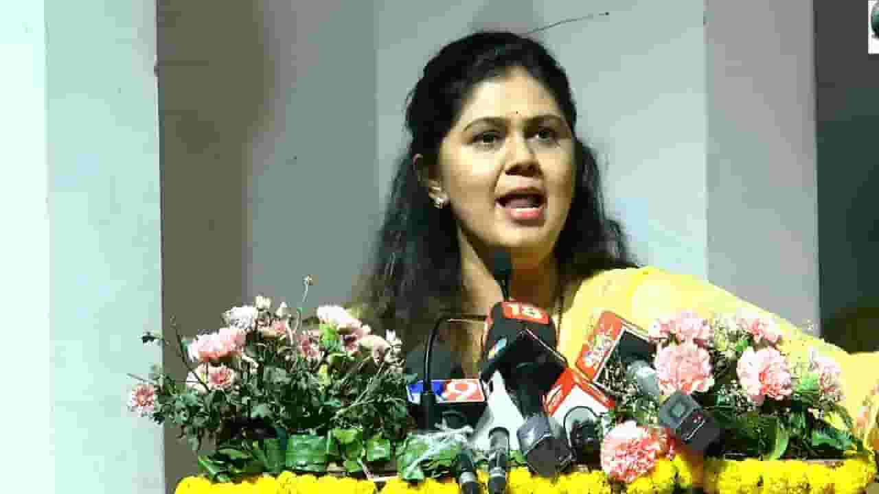 पंकजा मुंडे यांची अवस्था एकनाथ खडसेंसारखी,  ठाकरे गटाची टीका