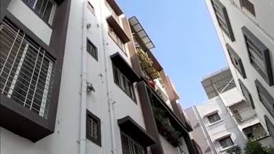 घराचा दरवाजा बंद झाला, आईने बाळासाठी चौथ्या मजल्यावर जाण्यासाठी पाईपचा आधार घेतला