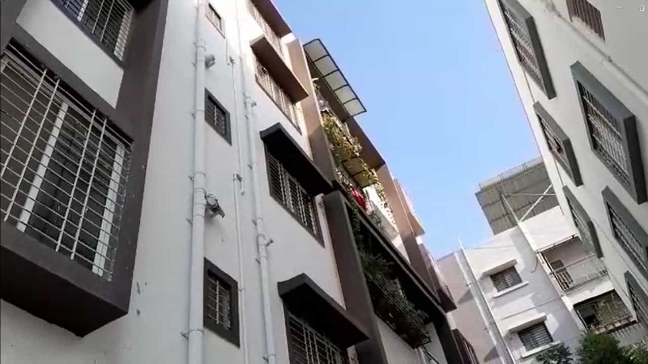 घराचा दरवाजा बंद झाला, आईने बाळासाठी चौथ्या मजल्यावर जाण्यासाठी पाईपचा आधार घेतला
