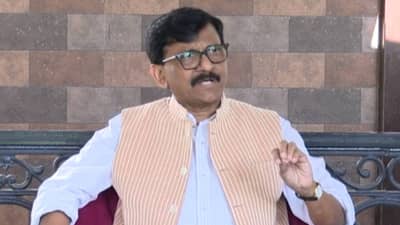 जाहिरातीवरून शिंदे गटाला राऊत यांनी पुन्हा फटकारलं; म्हणाले, “डोकं ठिकाणावर”