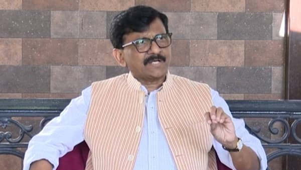 जाहिरातीवरून शिंदे गटाला राऊत यांनी पुन्हा फटकारलं; म्हणाले, “डोकं ठिकाणावर”