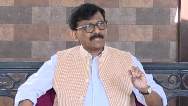मुख्यमंत्री एकनाथ शिंदे यांचं सिंहासन लवकरच हलणार, संजय राऊत यांचा दावा मुख्यमंत्री एकनाथ शिंदे यांचं सिंहासन लवकरच हलणार, संजय राऊत यांचा दावा