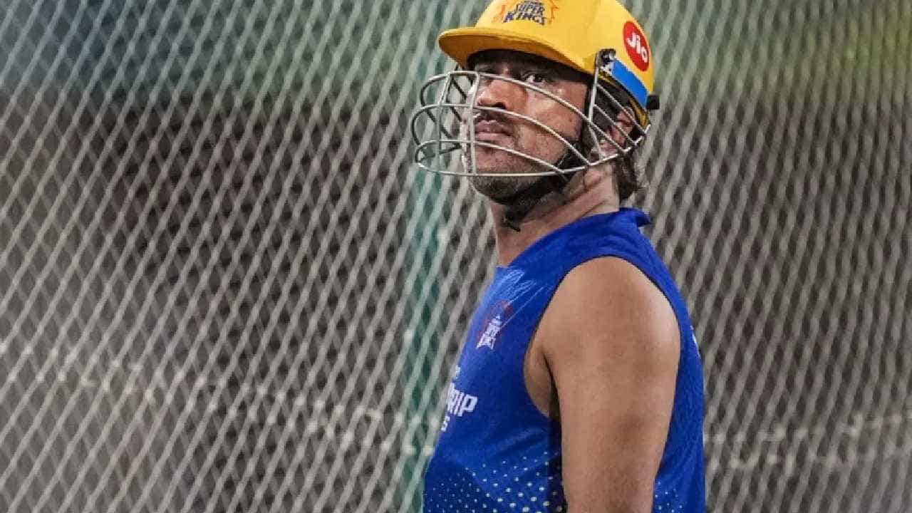MS Dhoni Knee Surgery : एमएस धोनीच झालं ऑपरेशन, प्रकृतीबद्दल महत्वाची अपडेट