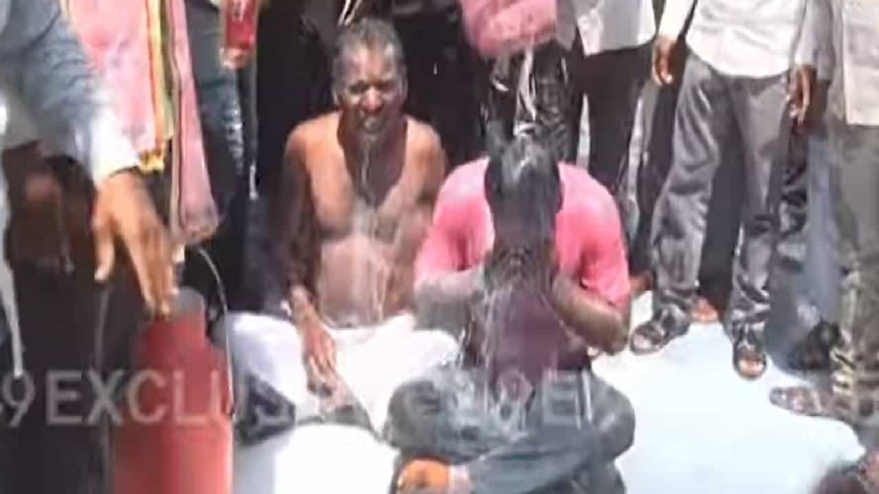 कांदा, कापूस, टोमॅटोनंतर आता दुधाने आणलं शेतकऱ्यांना संकंटात? शेतकऱ्यांनी केला चक्काजाम कांदा, कापूस, टोमॅटोनंतर आता दुधाने आणलं शेतकऱ्यांना संकंटात? शेतकऱ्यांनी केला चक्काजाम