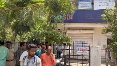 दुचाकीवरुन आले अन् रोकड लुटून पळाले, भरदिवसा घडलेल्या घटनेने जिल्ह्यात खळबळ