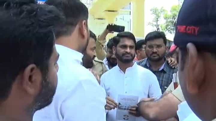 भाजपकडून 'राजवाडा' असा उल्लेख, काँग्रेस आक्रमक, पोलिसांनी अडवले भाजपकडून 'राजवाडा' असा उल्लेख, काँग्रेस आक्रमक, पोलिसांनी अडवले