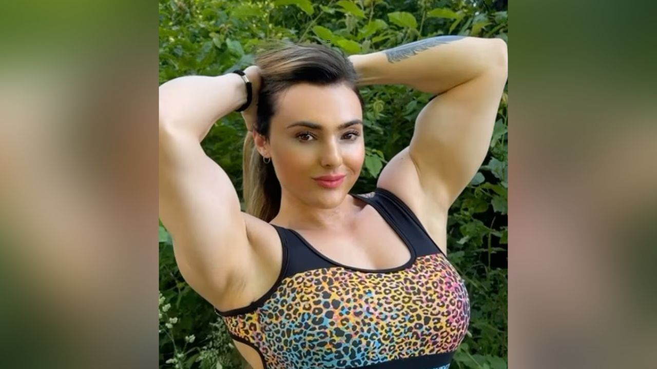  आपण अनेक पुरुष बॉडी बिल्डर पाहिले असतील. अनेक तरुणांची बॉडी पाहून तरुणी पिघळताना दिसतातच. पण तुम्ही कधी मुलीला बॉडी बिल्डिंग करताना पाहिलं आहे का? जर नसेल पाहिलं तर आता एका अशा तरुणीचा फोटो व्हायरल होतोय जिची बॉडी बघून तुम्ही नक्कीच चकीत व्हाल. या बॉडी बिल्डर तरुणीने सांगितलं आहे की तिची बॉडी बघून सगळे पुरुष तिच्या बॉडीच्या प्रेमात पडतात.