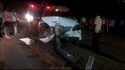 CAR ACCIDENT : स्पीडमध्ये असलेली कार डिव्हाईडरला धडकली, नंतर 2 विद्युत खांब पाडले, लोकांना वाटलं...