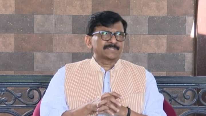 सुरक्षा मिळवण्यासाठी संजय राऊत यांचा स्टंट, धमकी प्रकरणावरून शिवसेनेत्या नेत्याची टीका सुरक्षा मिळवण्यासाठी संजय राऊत यांचा स्टंट, धमकी प्रकरणावरून शिवसेनेत्या नेत्याची टीका