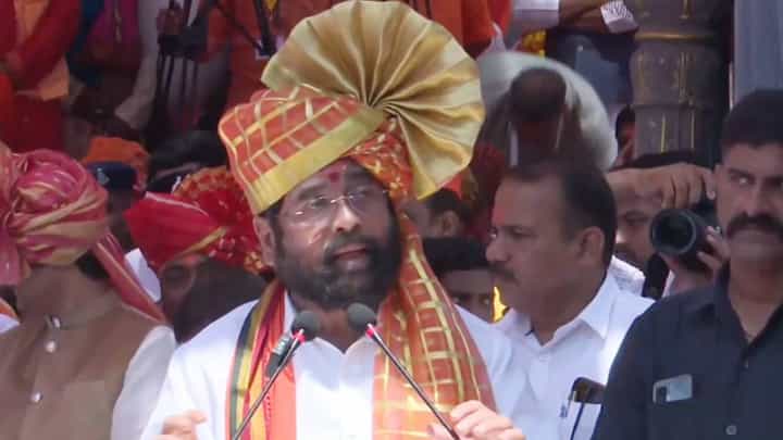 कोस्टल रोड ते शिवसृष्टी, रायगडावरून मुख्यमंत्री शिंदे यांनी केल्या 3 घोषणा कोस्टल रोड ते शिवसृष्टी, रायगडावरून मुख्यमंत्री शिंदे यांनी केल्या 3 घोषणा