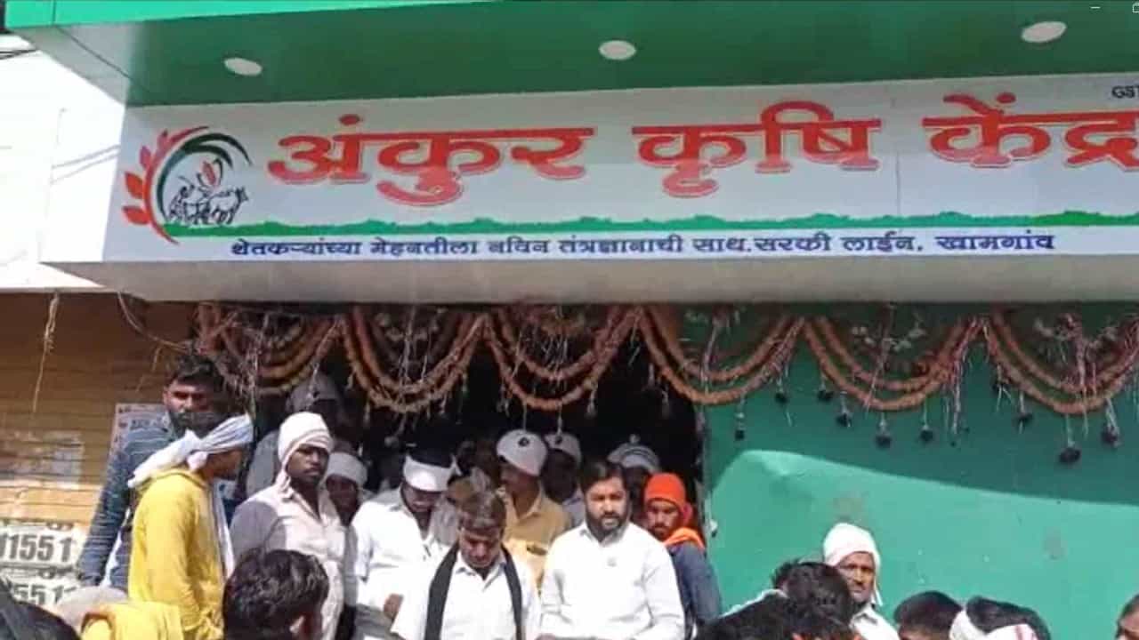 बियाणे अधिक किमतीने विकत असल्यामुळे स्वाभिमानी शेतकरी संघटना आक्रमक, कृषी केंद्र चालकांना चोप देण्याची...