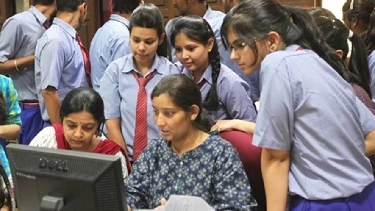 साडे सहा हजार शाळांचा निकाल शंभर टक्के, इतक्या लाख विद्यार्थ्यांना फर्स्ट क्लास मिळाला साडे सहा हजार शाळांचा निकाल शंभर टक्के, इतक्या लाख विद्यार्थ्यांना फर्स्ट क्लास मिळाला