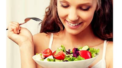 चमकदार त्वचा मिळवण्यासाठी डाएट मध्ये करा हे बदल!