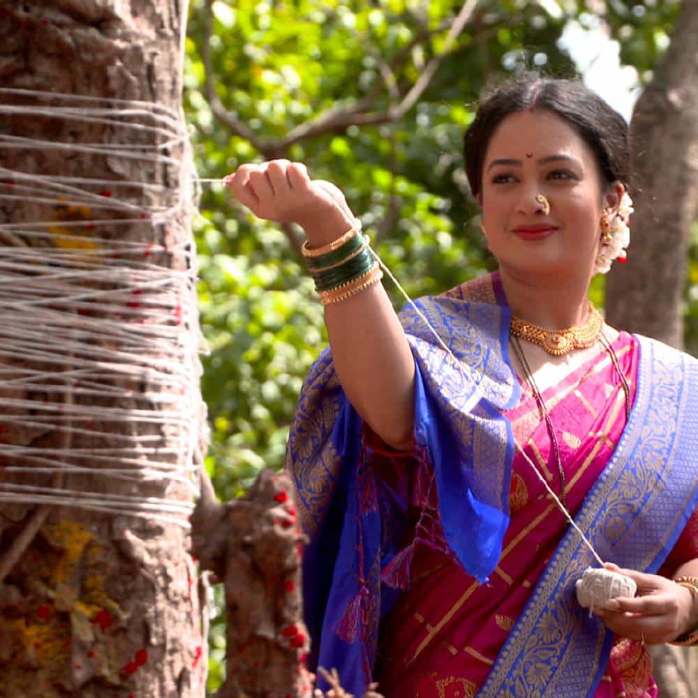 ज्येष्ठ महिन्यात येणारी पौर्णिमा ही वटपौर्णिमा म्हणून साजरी केली जाते. पती-पत्नीच्या नात्यातला गोडवा वाढवणारा हा सण. या दिवशी वडाची पूजा करुन पतीच्या दीर्घायुष्यासाठी प्रार्थना केली जाते. वटपौर्णिमेच्या दिवशी सावित्रीने साक्षात यमराजाकडून आपल्या पतीचे प्राण परत आणले अशी आख्यायिका आहे. सावित्रीप्रमाणेच सुख म्हणजे नक्की काय असतं मालिकेतील गौरीही जयदीपच्या उदंड आयुष्यासाठी प्रार्थना करणार आहे.