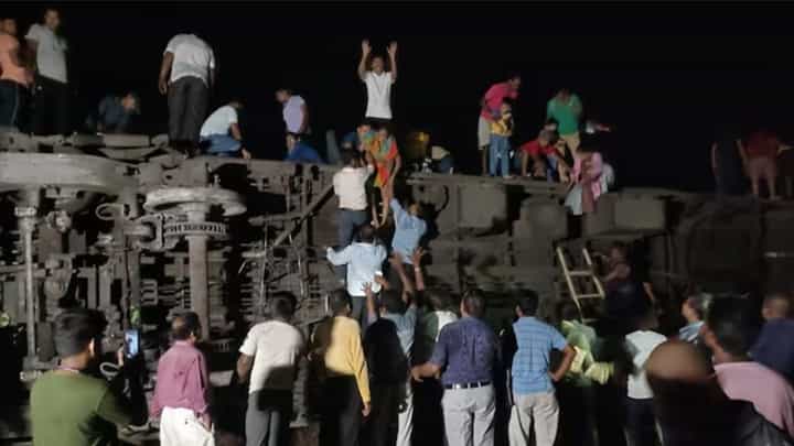 Odisha Train Accident | ओडिशामध्ये 3 रेल्वे गाड्यांची टक्कर अन् भीषण अपघात Odisha Train Accident | ओडिशामध्ये 3 रेल्वे गाड्यांची टक्कर अन् भीषण अपघात