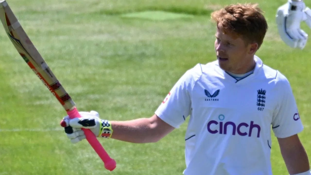 क्रिकेटची पंढरी असलेल्या लॉर्ड्स क्रिकेट ग्राउंडमध्ये ओली पॉपने सामन्यातील दुसऱ्या दिवशी  धमाका केला. ओलीने दुसऱ्या सत्रात चौथं शतक पूर्ण केलं. (Photo: AFP)