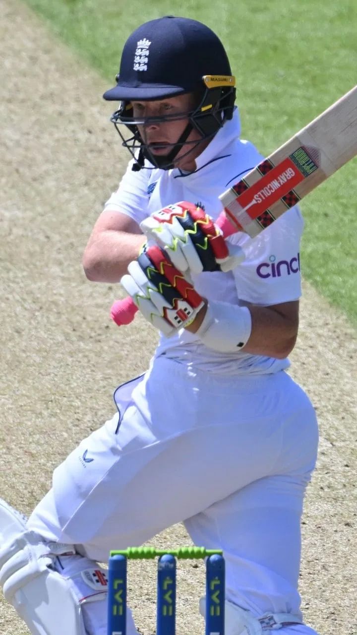 ओली पॉपने यानंतप तिसऱ्या सत्रातच द्विशतक ठोकलं. ओलीने अवघ्या 207 बॉलमध्ये ही कामगिरी केली. पोपने 205 धावा केल्या. पोपने या दरम्यान बेन डकेट याच्यासोबत 252 आणि त्यानंतर  जो रुट याच्यासोबत 146 धावांची भागीदारी केली. इंग्लंडने 524 धावांवर डाव घोषित केला.  (Photo: AFP)