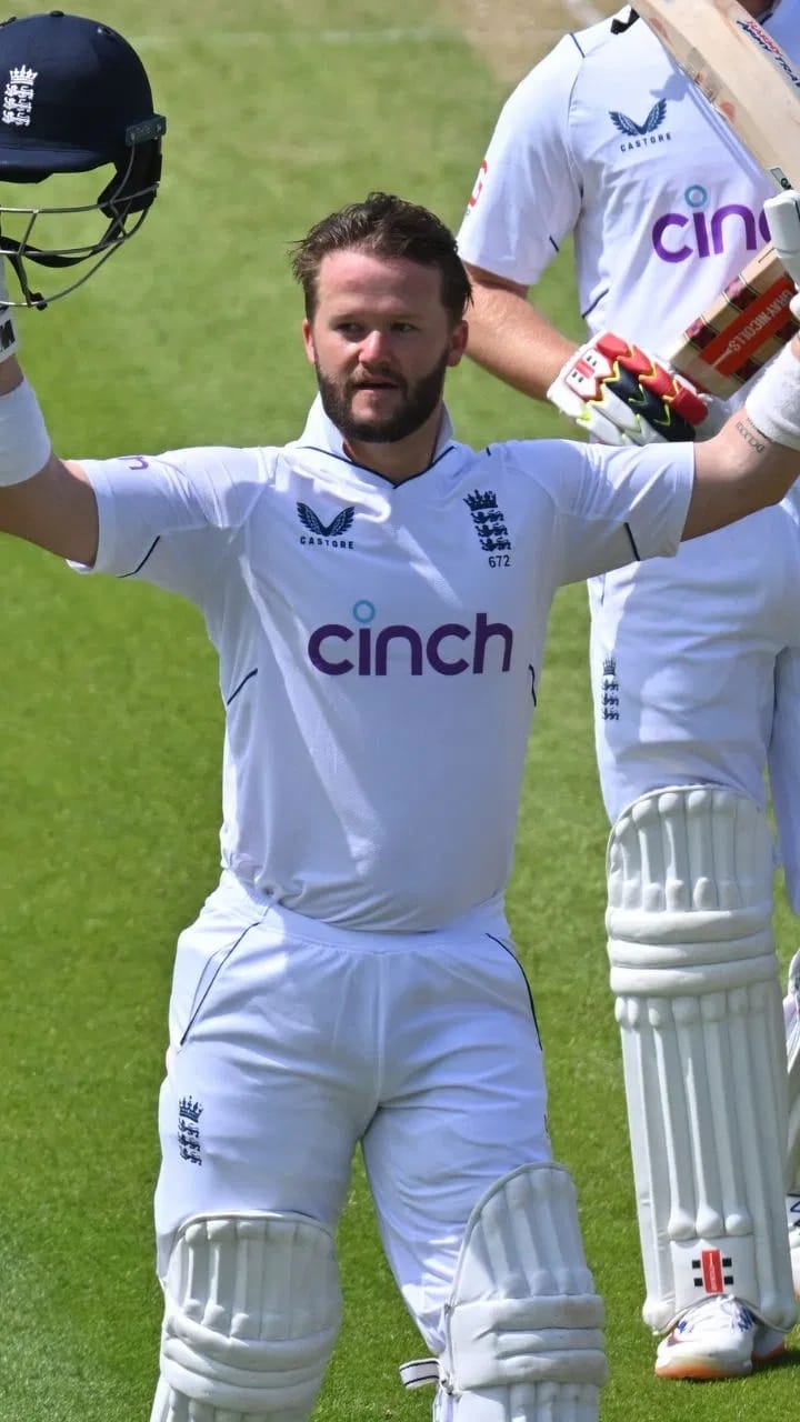 पोपआधी ओपनर बेन डकेट याने आयर्लंडच्या गोलंदाजांचा समाचार घेतला. पोपने   182 धावा  केल्या.  या दरम्यान डकेटने  डॉन ब्रॅडमॅन यांचा 93 वर्षांपूर्वींचा रेकॉर्ड ब्रेक केला. डकेट 150 बॉलमध्ये 150 धावांची खेळी केली. लॉर्ड्समध्ये ही वेगवान दीडशतकी खेळी ठरली. डॉन ब्रॅडमॅन यांनी 1930 मध्ये 166 बॉलमध्ये 150 धावा केल्या होत्या. (Photo: AFP)