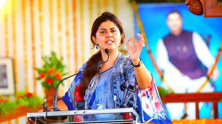 पंकजा मुंडे यांना ऑफर देणाऱ्या पक्षांना शिवसेना खासदार भडकला? थेट दिला इशारा; म्हणाला, 'वावड्या' पंकजा मुंडे यांना ऑफर देणाऱ्या पक्षांना शिवसेना खासदार भडकला? थेट दिला इशारा; म्हणाला, 'वावड्या'