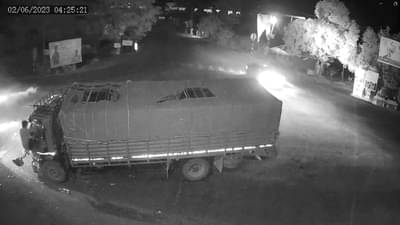 दोन ट्रकची धडक, एका ट्रकने मारली पलटी, पहाटेची वेळ असल्यामुळे...