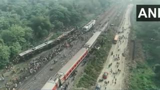 Odisha Train Accident: माणुसकीची रांग! भीषण रेल्वे अपघातानंतर लोकांच्या लांबच लांब रांगा