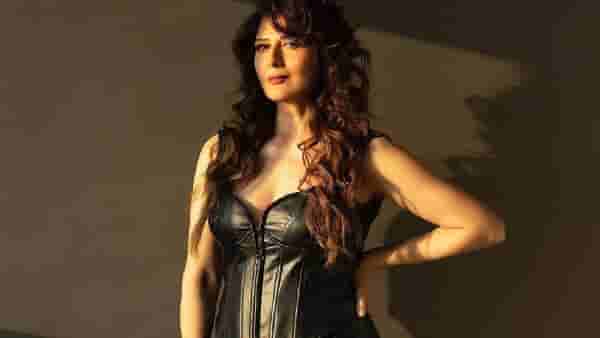 Sangeeta Bijlani : ‘सलमान खान लकी आहे’, संगीता बिजलानीचा ब्लॅक स्विमसूटमधील जलवा पाहून फॅन्सना आठवला भाईजान