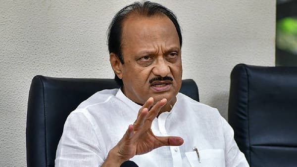 “मुंबई लोकलमध्ये झालेली घटना निषेधार्थ; पोलिसांना मोकळीक द्या, कठोर शासन झालं पाहिजे,” अजित पवारांचा हल्लाबोल