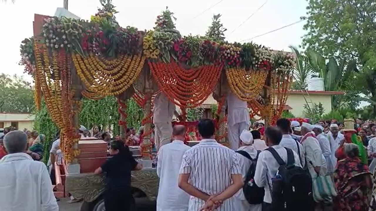 पंढपूरला मानाचे स्थान असलेल्या जळगाव जिल्ह्यातील मुक्ताईनगर तालुक्यातील कोथळी येथील श्री. संत मुक्ताबाई संस्थानातून संत मुक्ताबाईंची पालखी पंढरपूर येथे विठूरायाच्या भेटीला निघाली आहे.