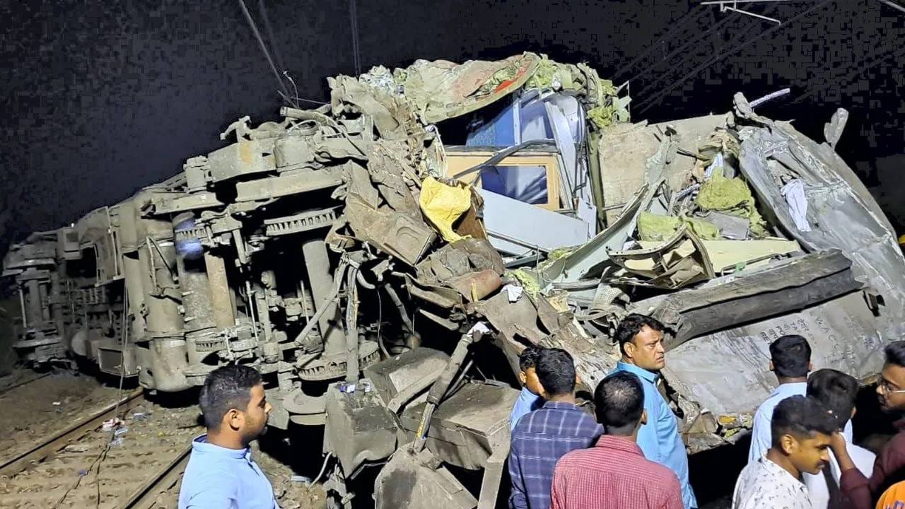 एनडीआरएफची टीम मदतकार्यासाठी तैनात आहे. धडक एवढी जबरदस्त होती की ट्रेनची बोगी पुढून पूर्णपणे चेपली गेली.