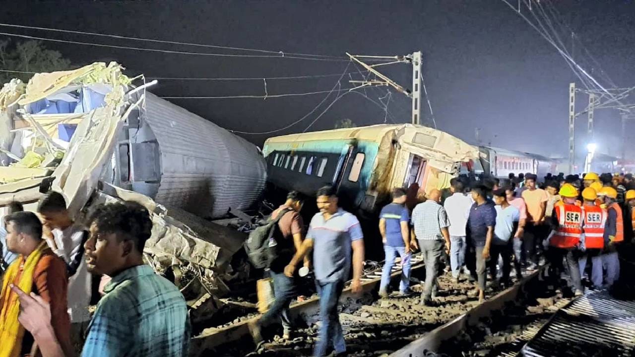 हा अपघात मानवी चुकीमुळे झाला असावा, असे रेल्वेच्या सिग्नलिंग कंट्रोल रूमच्या अहवालात नमूद करण्यात आले आहे. या वेदनादायक रेल्वे अपघाताच्या काही मिनिटे आधी ट्रेन चुकीच्या ट्रॅकवर होती, असे सांगण्यात आले आहे.