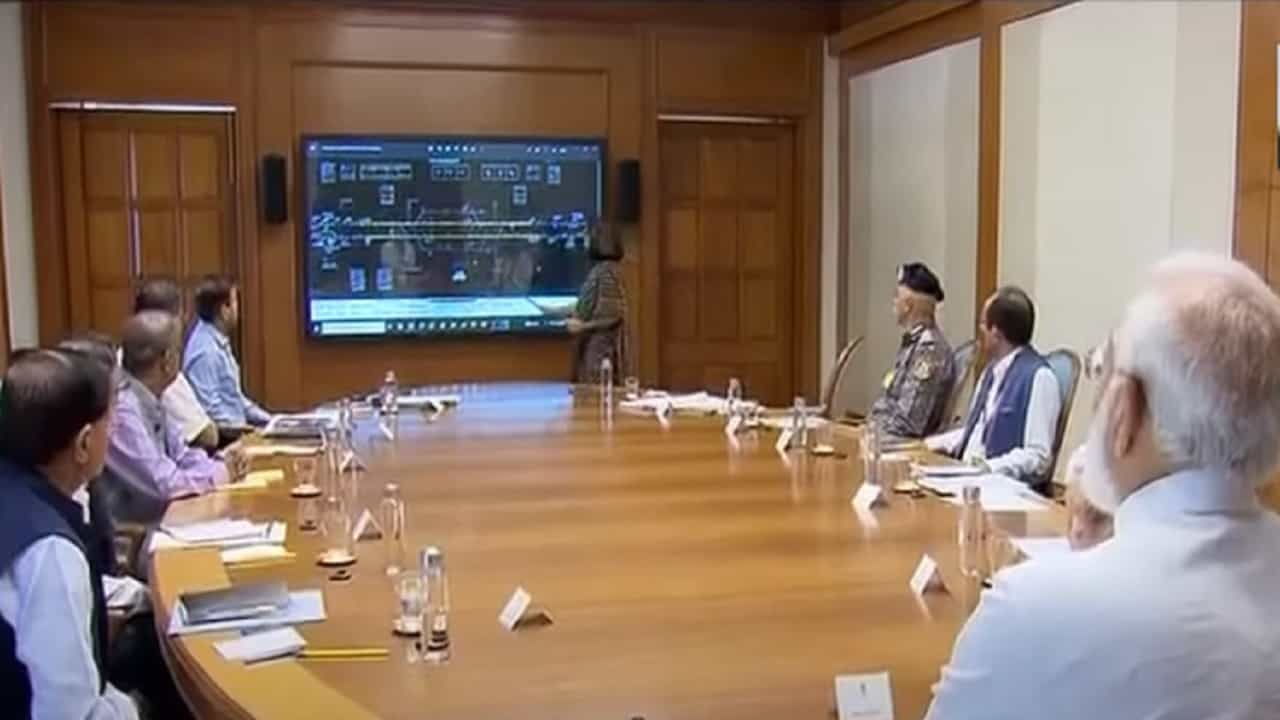 Odisha Train Accident : पंतप्रधान मोदी यांनी बोलवली तातडीने बैठक अन् घेतला रेल्वे दुर्घटनेचा आढावा