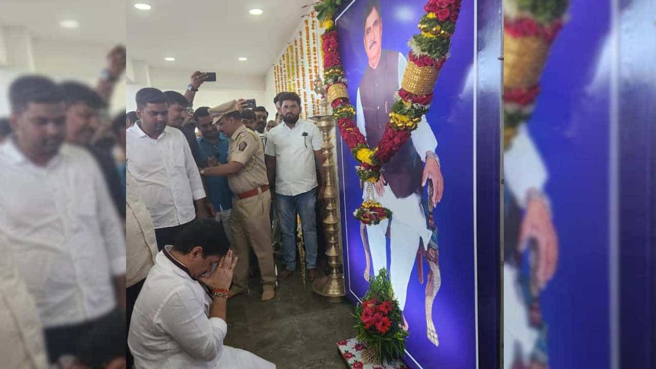 भाजपचे दिवंगत नेते गोपीनाथ मुंडे यांचा स्मृतीदिन आहे. त्यानिमित्त राष्ट्रवादीचे नेते धनंजय मुंडे यांनी गोपीनाथ गडावर जात अभिवादन केलं.
