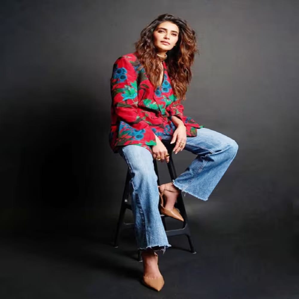 करिश्मा सोशल मीडियावर कायम सक्रिय असते. सोशल मीडियावर अभिनेत्रीच्या चाहत्यांची संख्या देखील फार मोठी आहे.