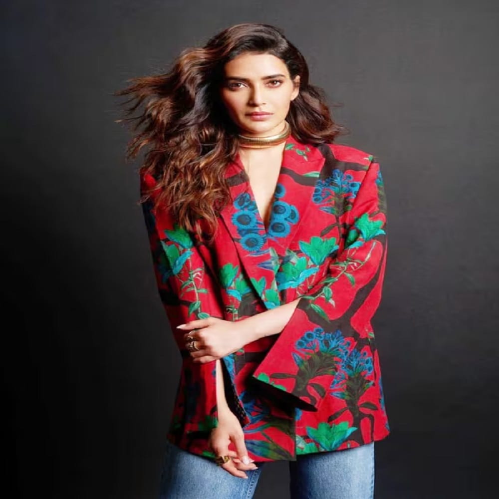 करिश्मा कायम तिचे फोटो आणि व्हिडीओ सोशल मीडियावर शेअर करत चाहत्यांच्या संपर्कात राहण्याचा प्रयत्न करत असते. तिच्या प्रत्येक पोस्टवर चाहते लाईक्स आणि कमेंटचा वर्षाव देखील करत असतात.