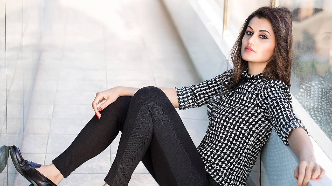 बिकिनी लूकमध्ये तापसी पन्नू ही समुद्रामध्ये डुबकी मारताना दिसत आहे. तापसी पन्नू हिचा बिकिनीवरील व्हिडीओ सोशल मीडियावर व्हायरल होताना दिसत आहे. 