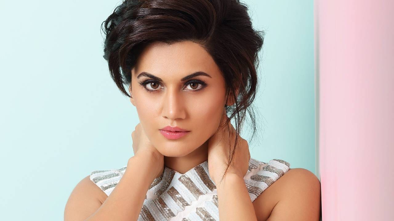 तापसी पन्नू ही समुद्र किनाऱ्यावर धमाल करताना दिसत आहे. तापसी पन्नू ही सध्या सुट्टया घालवत आहे. अनेकदा तापसी पन्नू हिला ट्रोलिंगचा सामना देखील करावा लागतो. 