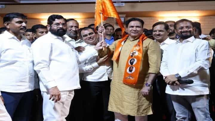 नाशिकमध्ये ठाकरे गट हादरला! एकनाथ शिंदे यांच्या सेनेत नेत्यांसह पदाधिकाऱ्यांचा प्रवेश नाशिकमध्ये ठाकरे गट हादरला! एकनाथ शिंदे यांच्या सेनेत नेत्यांसह पदाधिकाऱ्यांचा प्रवेश