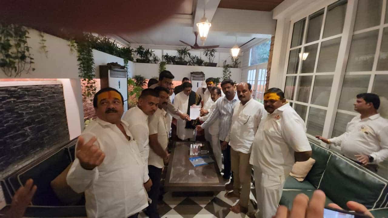 जेजुरी ग्रामस्थांनी आज मनसे अध्यक्ष राज ठाकरे यांची 'शिवतीर्थ' या निवासस्थानी भेट घेतली. यावेळी त्यांनी जेजुरी मंदीर ट्रस्ट संदर्भातील वाद राज ठाकरे यांना सांगितला.