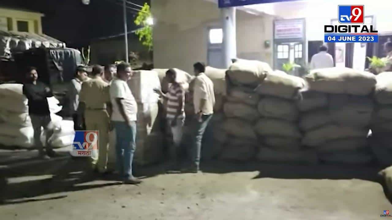 बेसन आणि सोयाबीनच्या नावाखाली पोत्यात सापडला 50 लाखांचा गुटखा; माल तर गेलाच कंटेनरही जप्त बेसन आणि सोयाबीनच्या नावाखाली पोत्यात सापडला 50 लाखांचा गुटखा; माल तर गेलाच कंटेनरही जप्त