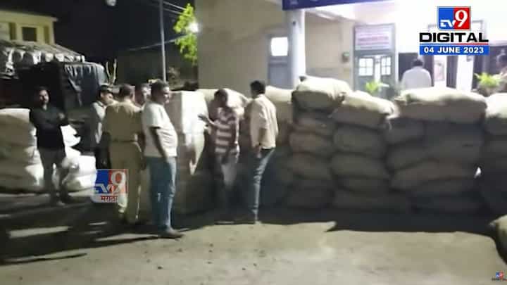 बेसन आणि सोयाबीनच्या नावाखाली पोत्यात सापडला 50 लाखांचा गुटखा; माल तर गेलाच कंटेनरही जप्त बेसन आणि सोयाबीनच्या नावाखाली पोत्यात सापडला 50 लाखांचा गुटखा; माल तर गेलाच कंटेनरही जप्त