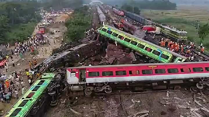 Odisha Train Accident : सीबीआय पोहचलं बालसोरमध्ये; अपघातचं की आणखी काही? गूढ उकलणार? Odisha Train Accident : सीबीआय पोहचलं बालसोरमध्ये; अपघातचं की आणखी काही? गूढ उकलणार?