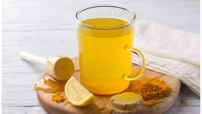 रोज हळदीच्या पाण्याने चेहरा धुण्याचे फायदे!