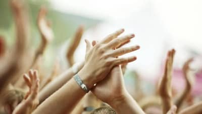 भजन किर्तनात का वाजवली जाते टाळी? अशी झाली होती याची सुरूवात