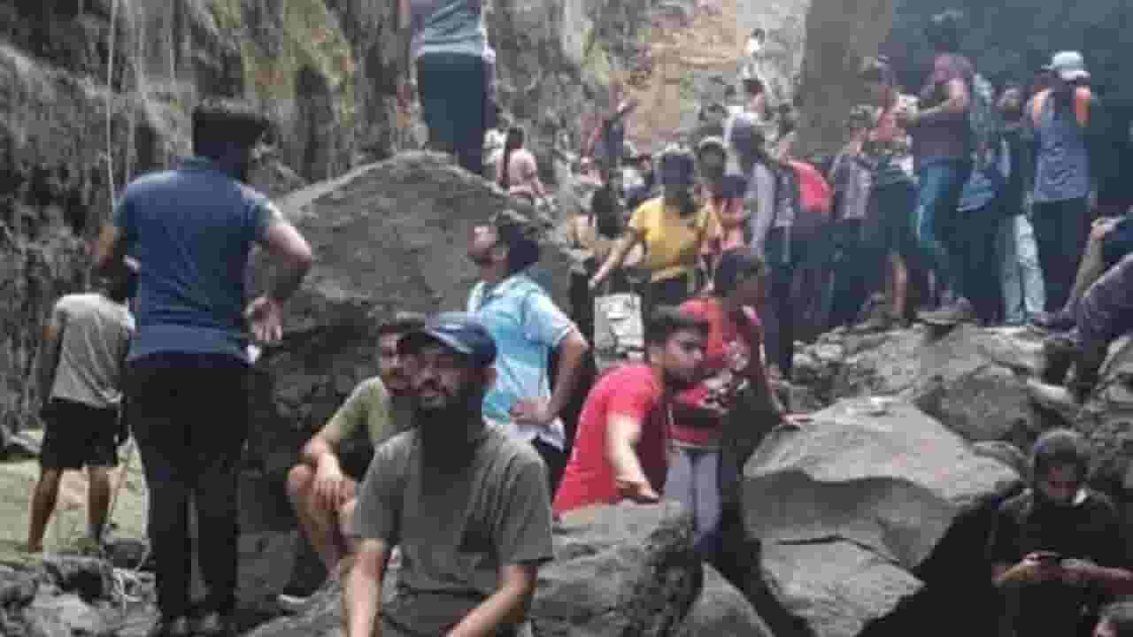 महाराष्ट्रात मोठी दुर्घटना टळली! 500 पर्यटकांचा जीव का आला मुठीत? कुठं घडली घटना?