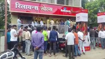 पोलीस बनून दुकानात घुसले, मग बंदुकीचा धाक दाखवून लुटले, भरदिवसा पडलेल्या दरोड्याने जिल्ह्यात खळबळ